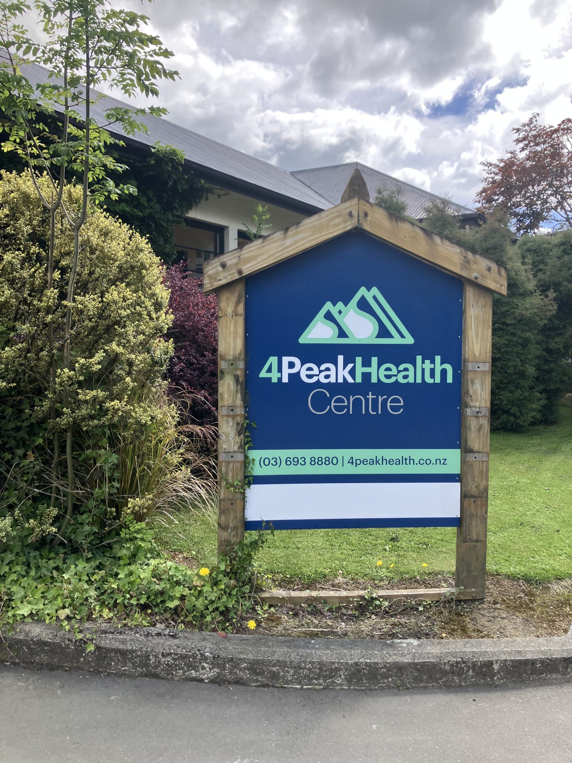 4 Peak Health Centre Signage