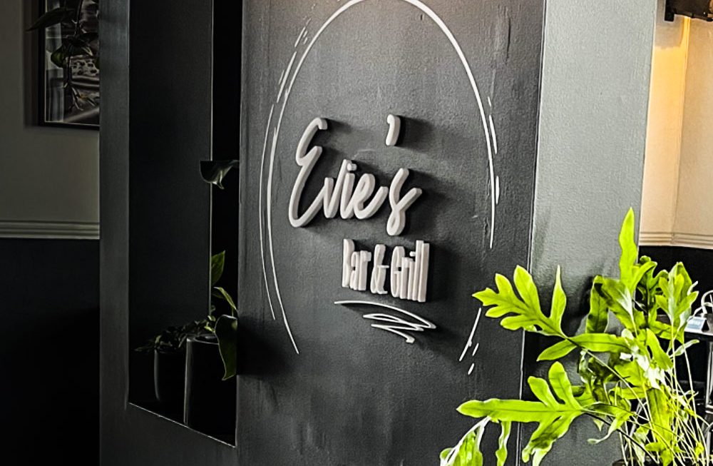 Evie's Bar & Grill Timaru Signage