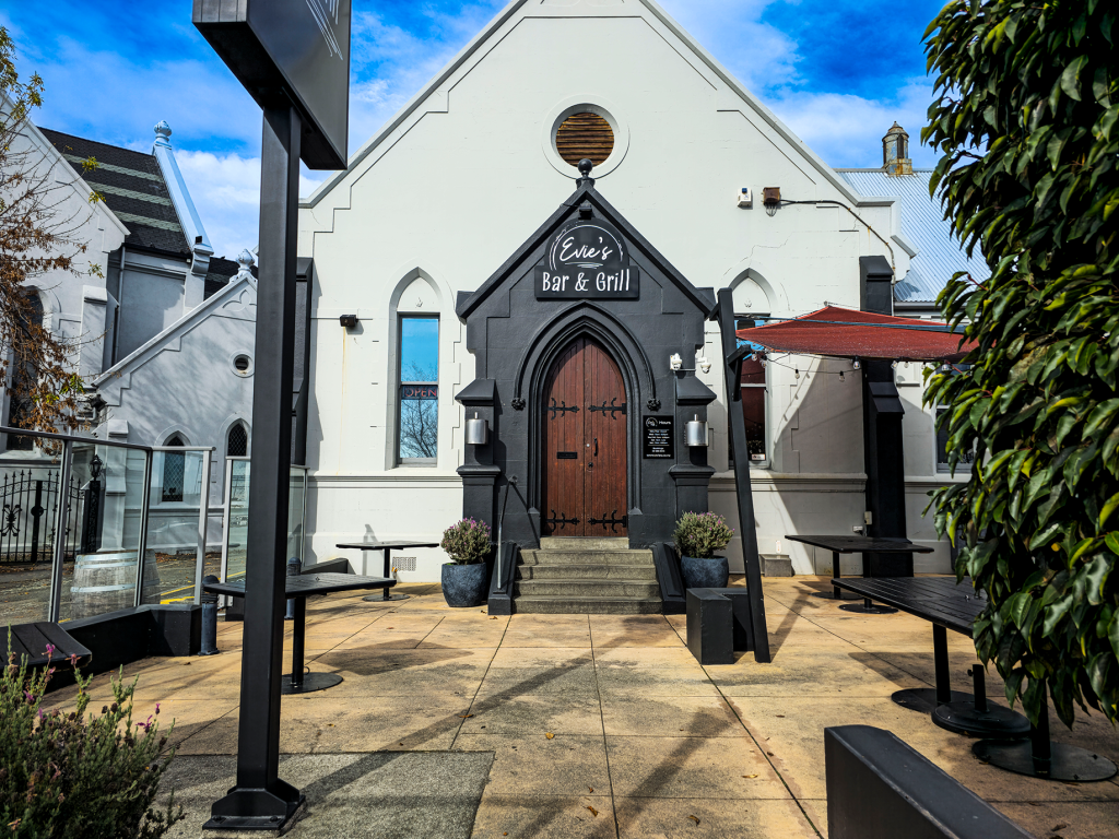 Evie's Bar & Grill Timaru Signage