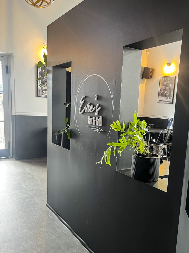 Evie's Bar & Grill Timaru Signage