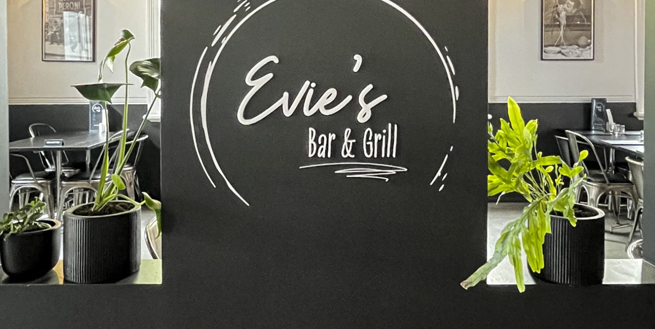 Evie's Bar & Grill Timaru Signage