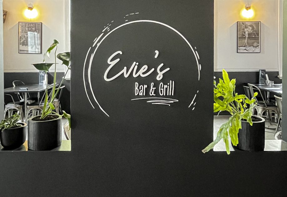 Evie's Bar & Grill Timaru Signage