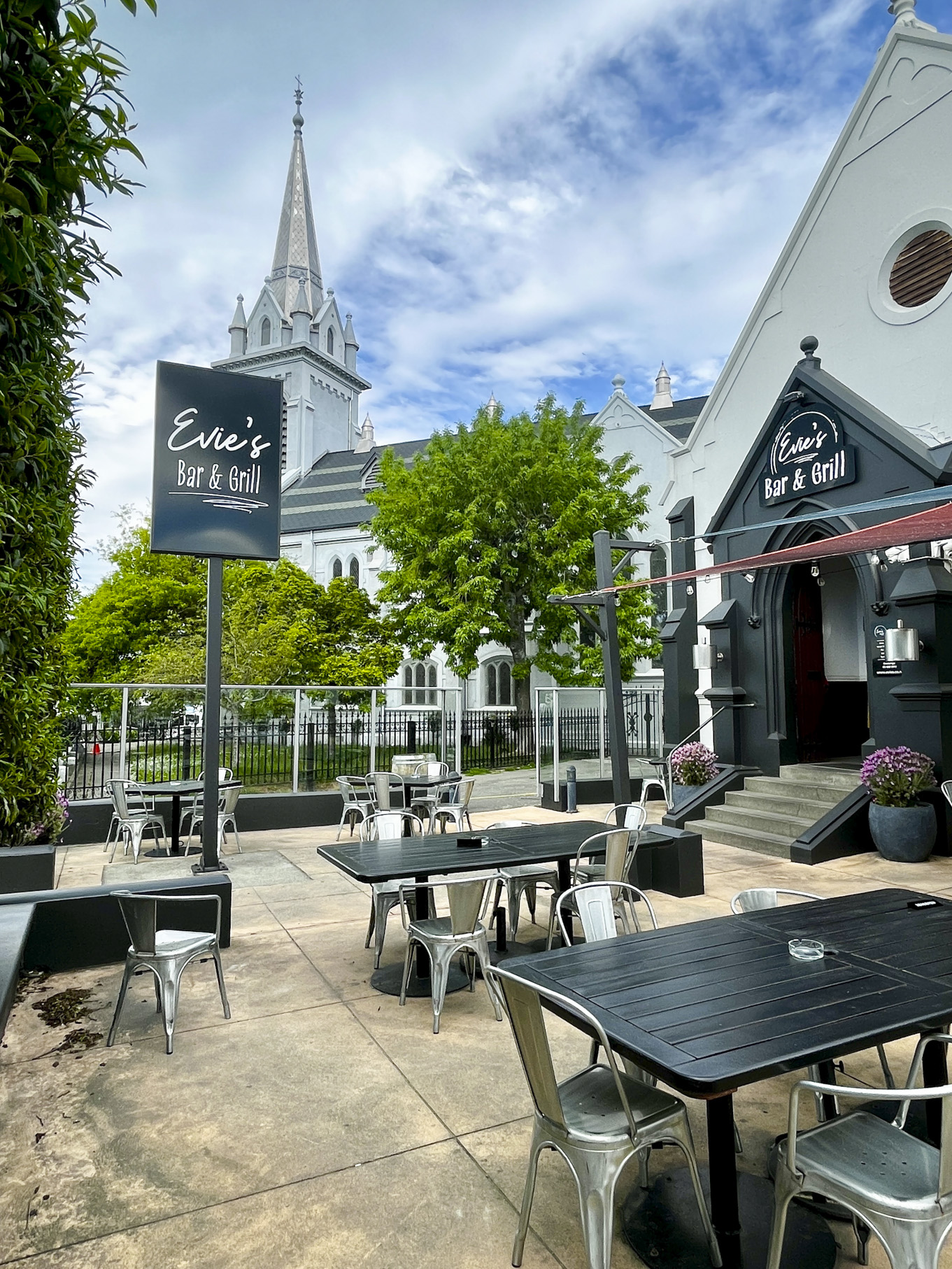 Evie's Bar & Grill Timaru Signage